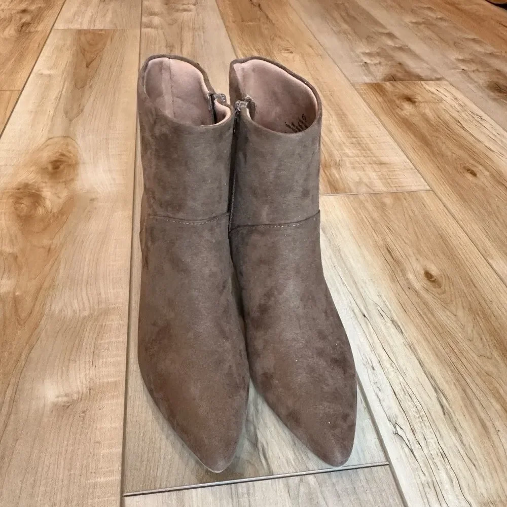 NWOTUniversal Thread Frances Brown Suede Zip-Up Booties Ankle Boots Size 6 1/2